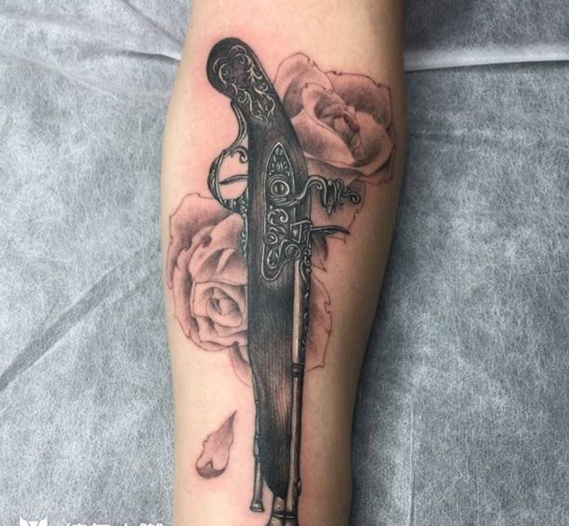 黑灰火枪玫瑰纹身图片_手臂欧美写实玫瑰火枪纹身图案