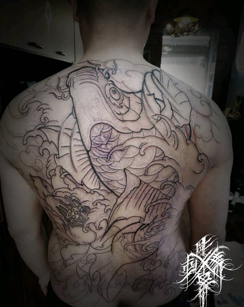 满背鲤鱼未完纹身图片_背部新传统老传统满背鲤鱼纹身图案