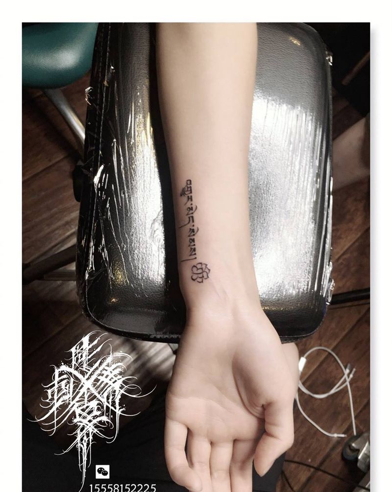 梵文莲花纹身图片_手部手臂梵文纹身图案