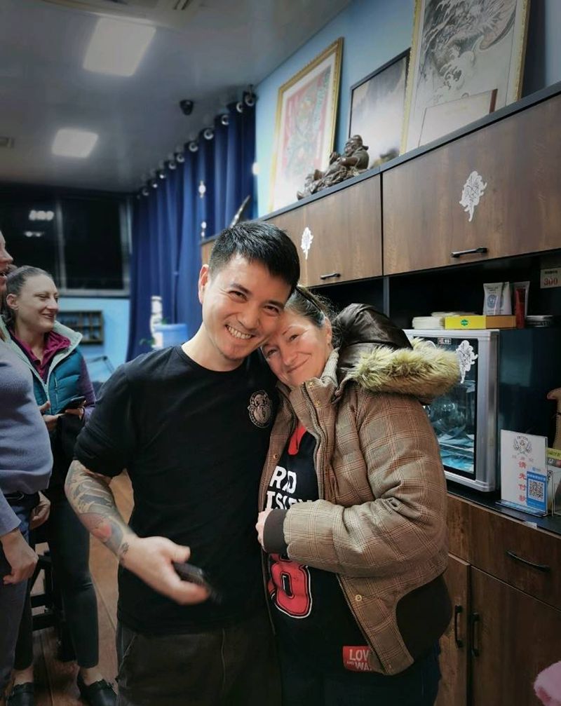 65岁美国阿姨的中国风纹身纹身图片_背部水墨中国风蜻蜓书法纹身图案