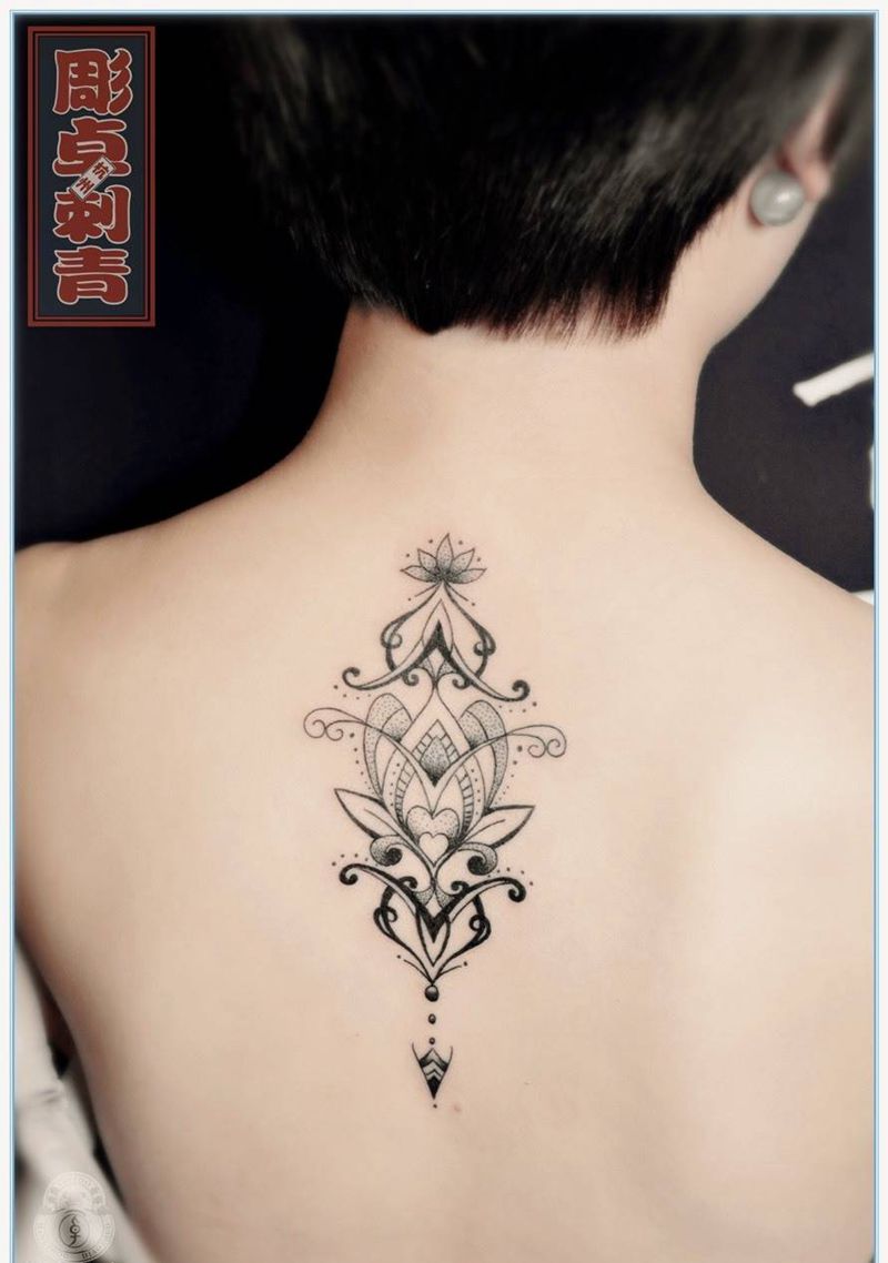 脊柱梵花纹身图片_成品颈部背部清新欧美图腾几何梵花纹身图案