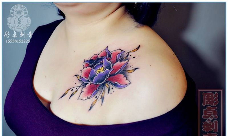 锁骨花遮盖纹身图片_成品颈部欧美清新植物牡丹Schoo 杭州锁骨修改遮盖纹身图案