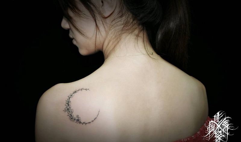 肩部月亮花英文纹身图片_肩部花体字素花纹身图案