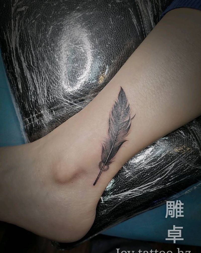 羽毛纹身图片_腿部脚部Old School欧美写实羽毛纹身图案