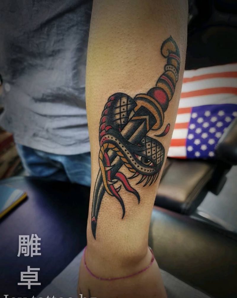 刀与蛇纹身图片_手臂Old School匕首蛇纹身图案