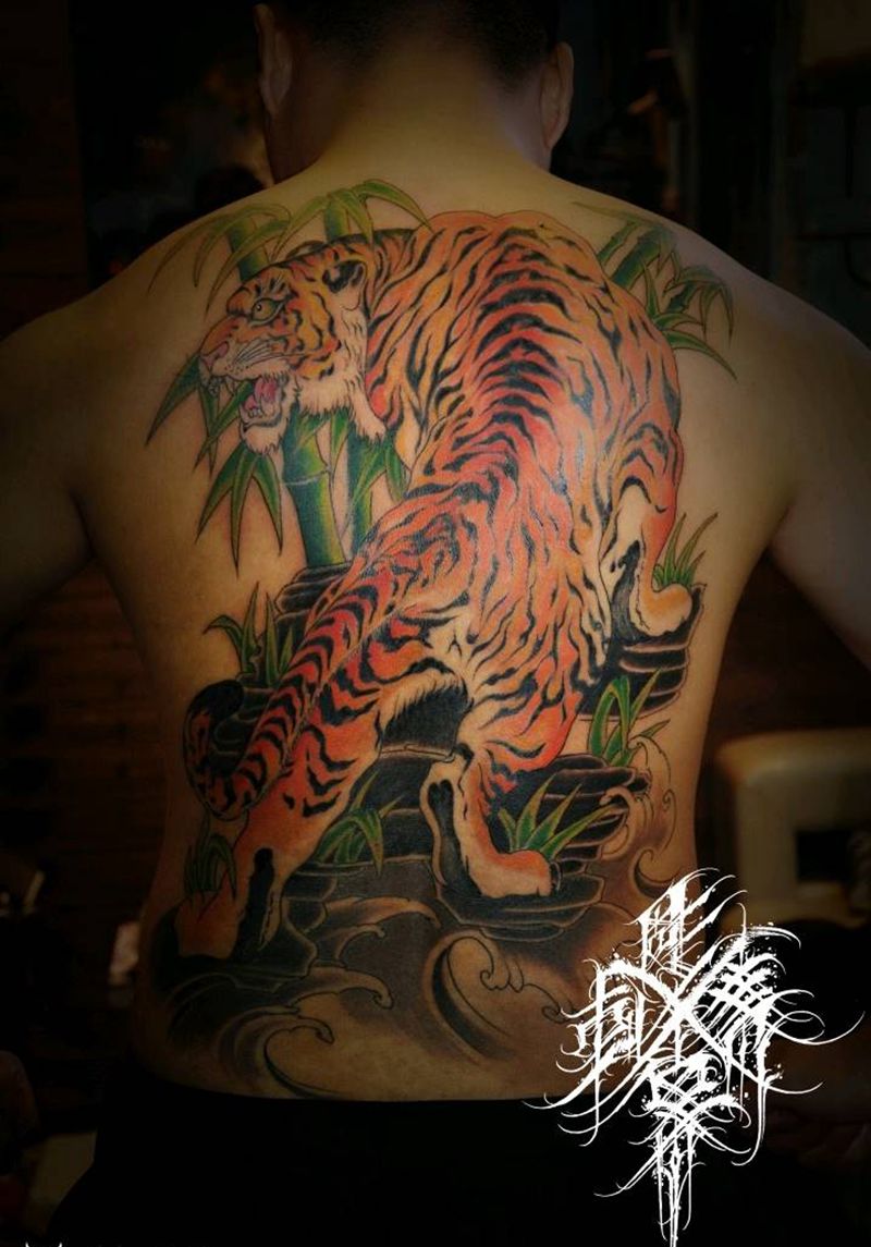 上山虎纹身图片_背部老传统纹身图案