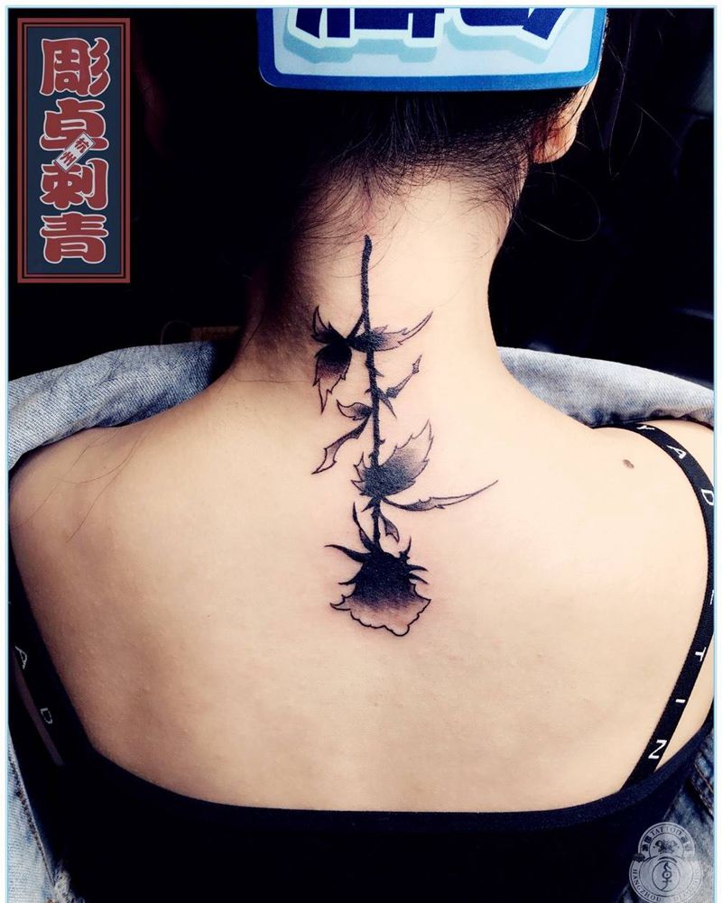 暗黑系玫瑰纹身图片_成品颈部欧美清新植物玫瑰纹身图案