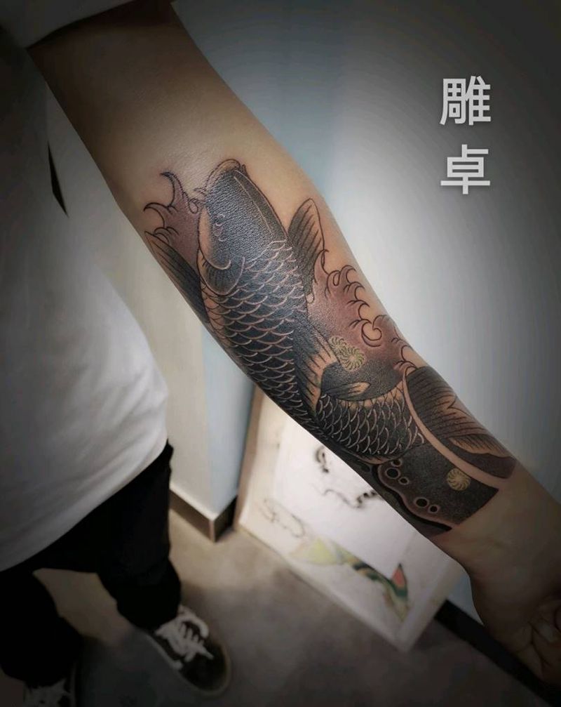 老传统鲤鱼遮盖纹身图片_手臂老传统鲤鱼纹身图案