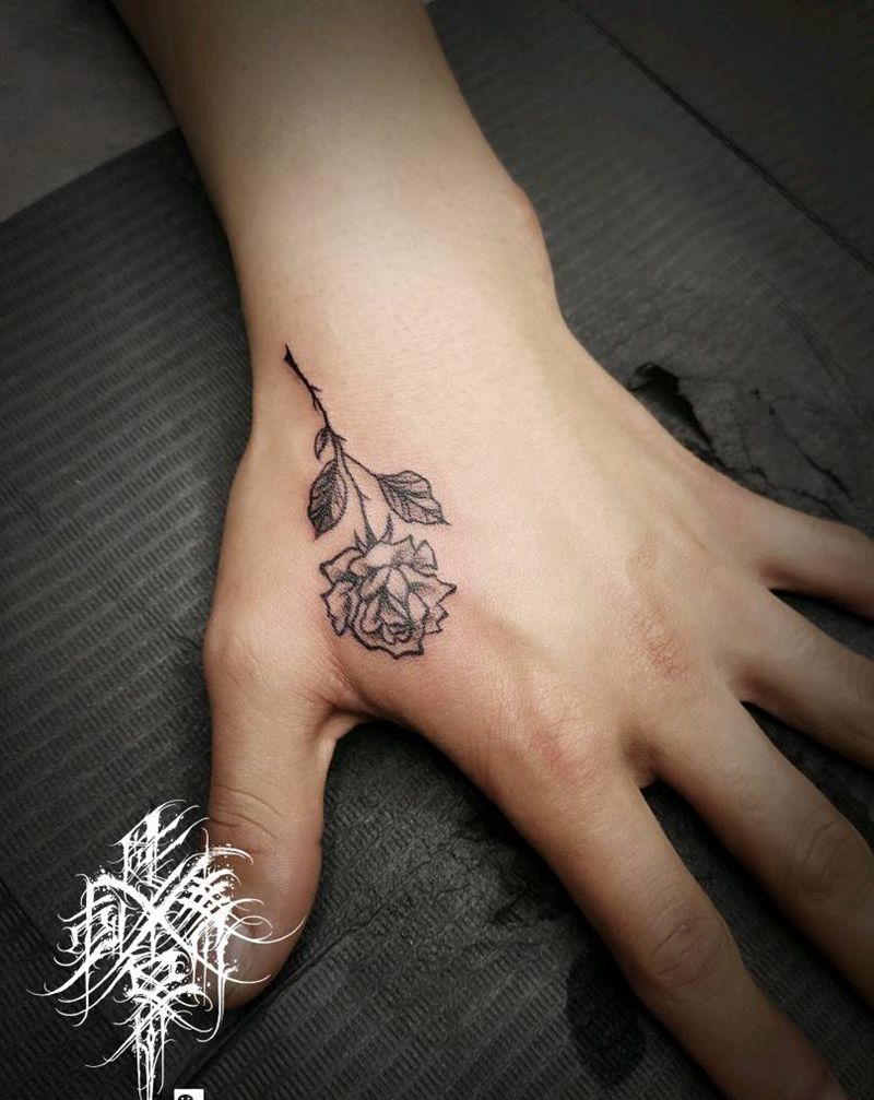 虎口玫瑰纹身图片_手部玫瑰纹身图案