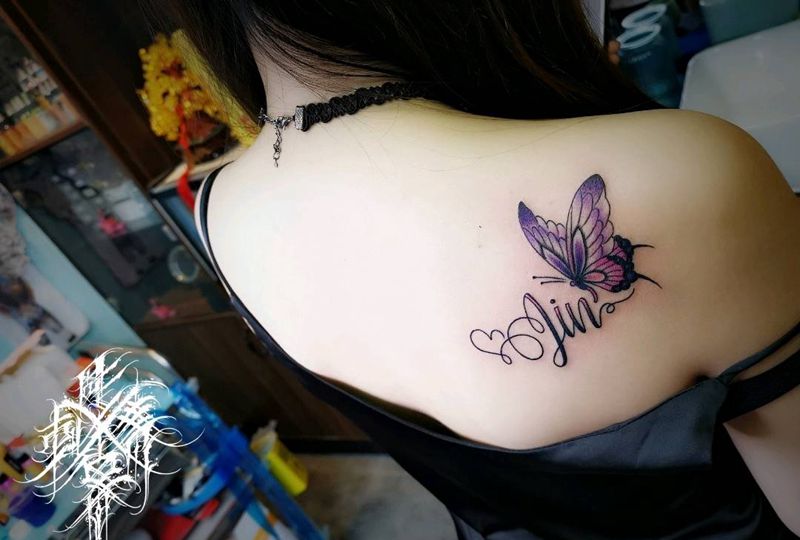 肩上蝴蝶纹身图片_肩部花体字蝴蝶纹身图案