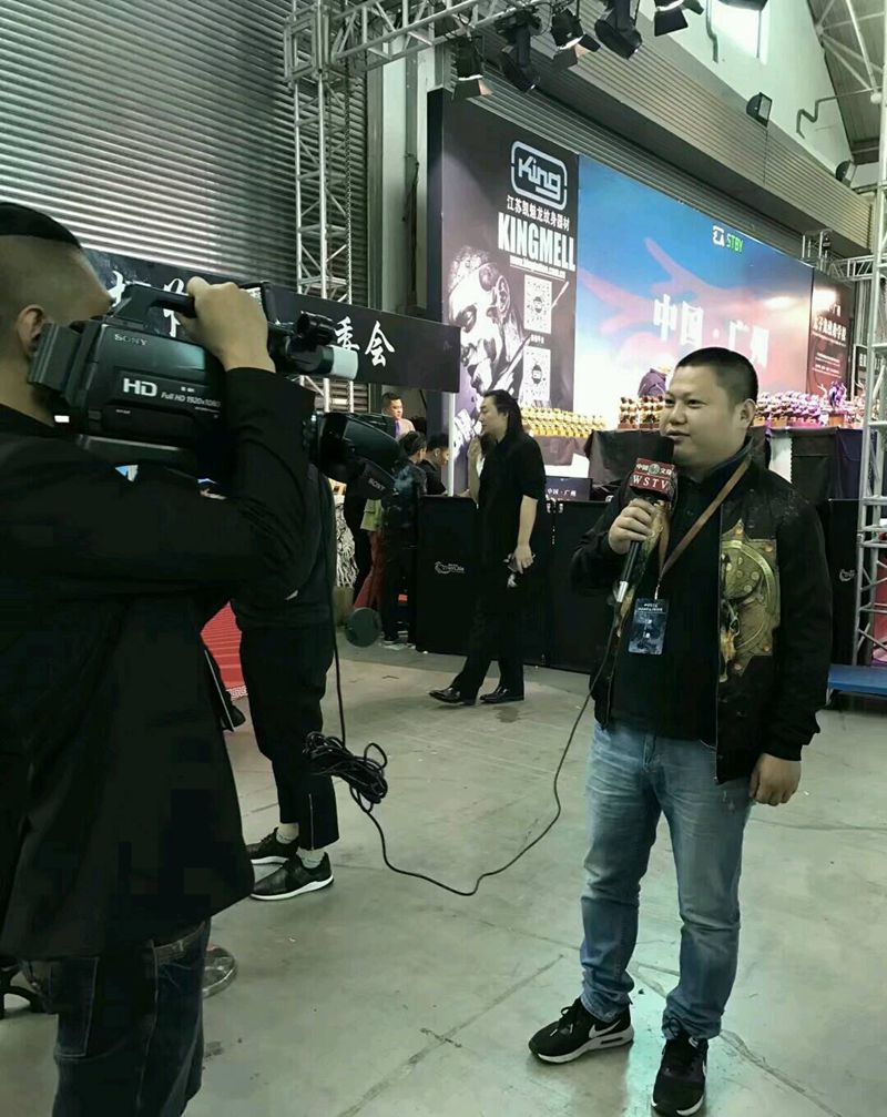 接受采访纹身图片