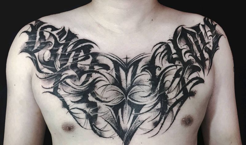 花胸纹身纹身图片_胸部花体字纹身图案