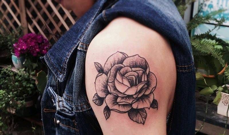 大臂纹身    花纹身图片_手臂新传统花纹身图案