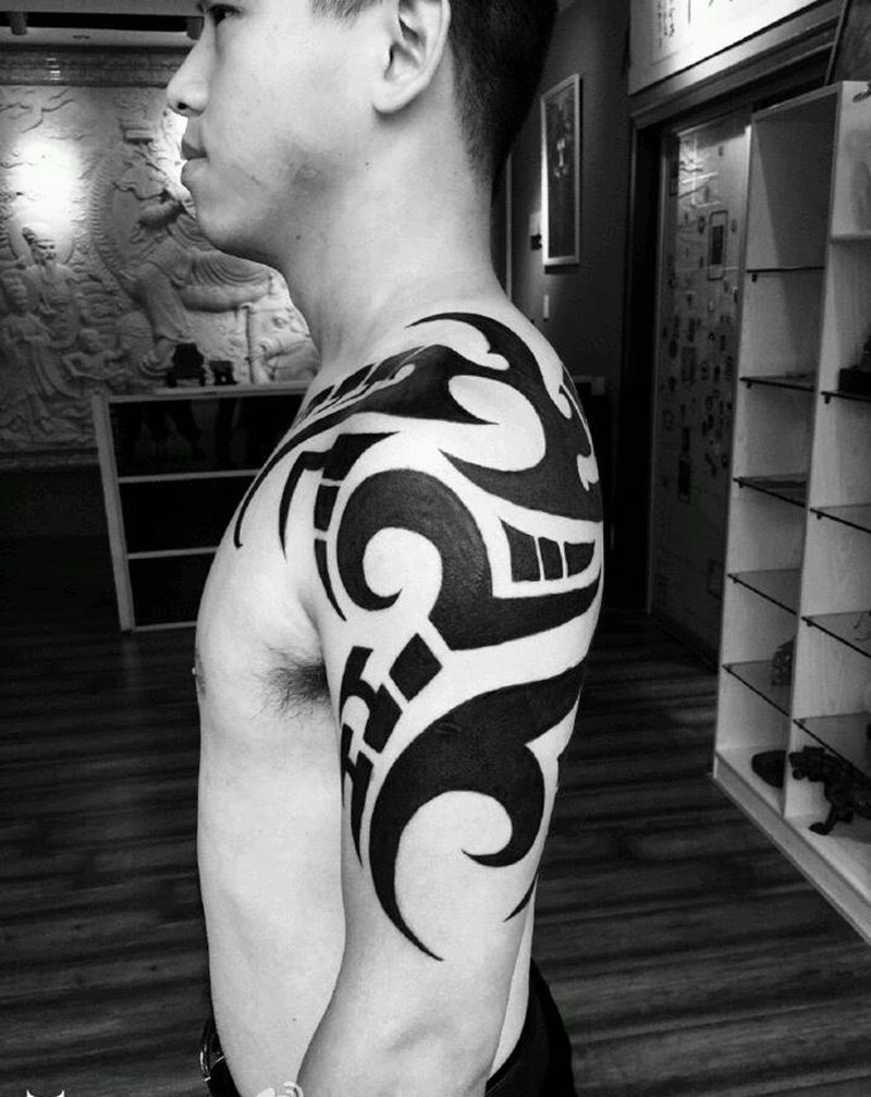 图腾大臂纹身纹身图片