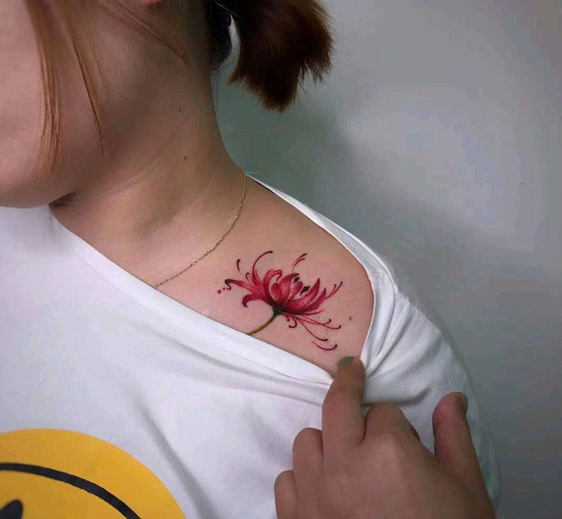 彼岸花纹身图片_肩部纹身图案