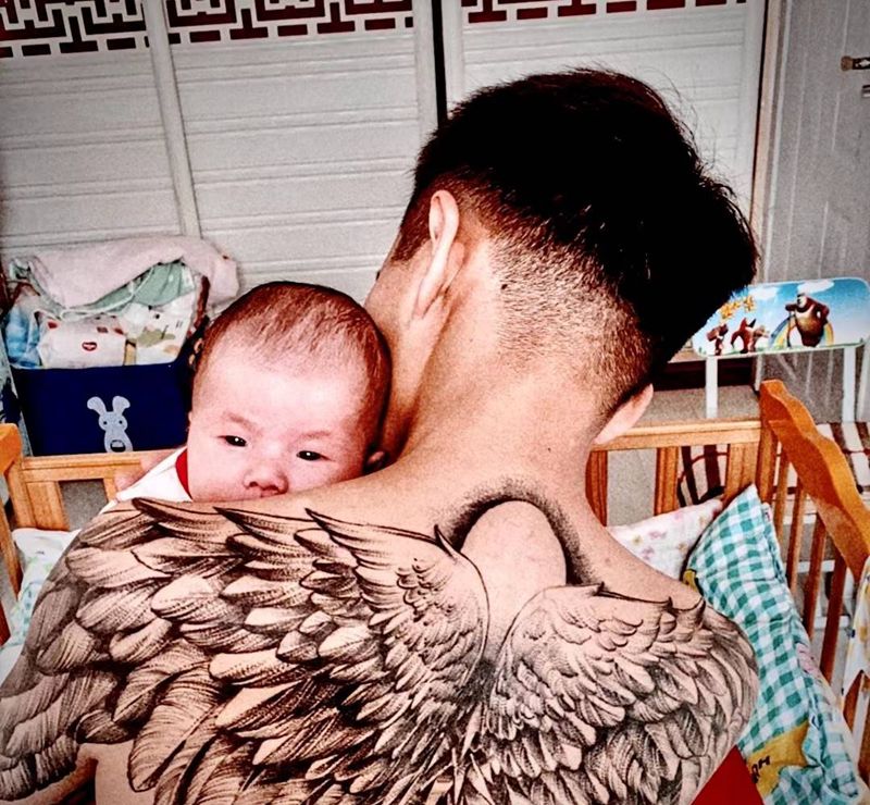 爱生活 爱纹身纹身图片_背部欧美写实翅膀纹身图案