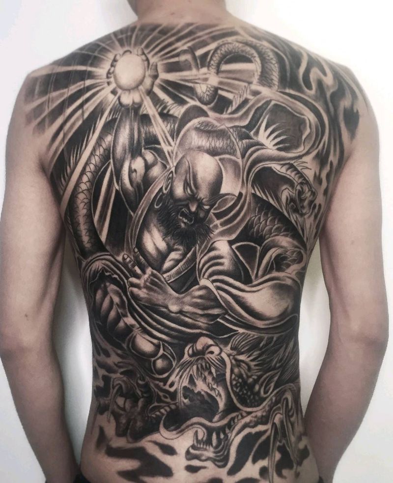 满背纹身 降龙罗汉纹身图片_背部纹身图案