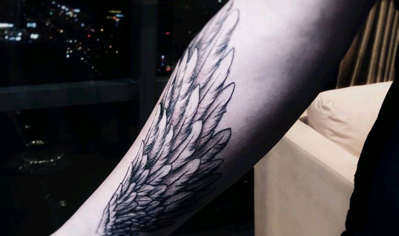 翅膀纹身纹身图片_手臂新传统纹身图案