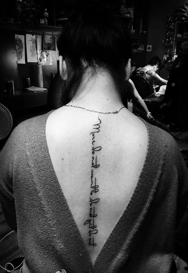 美女纹身      脊柱纹身纹身图片