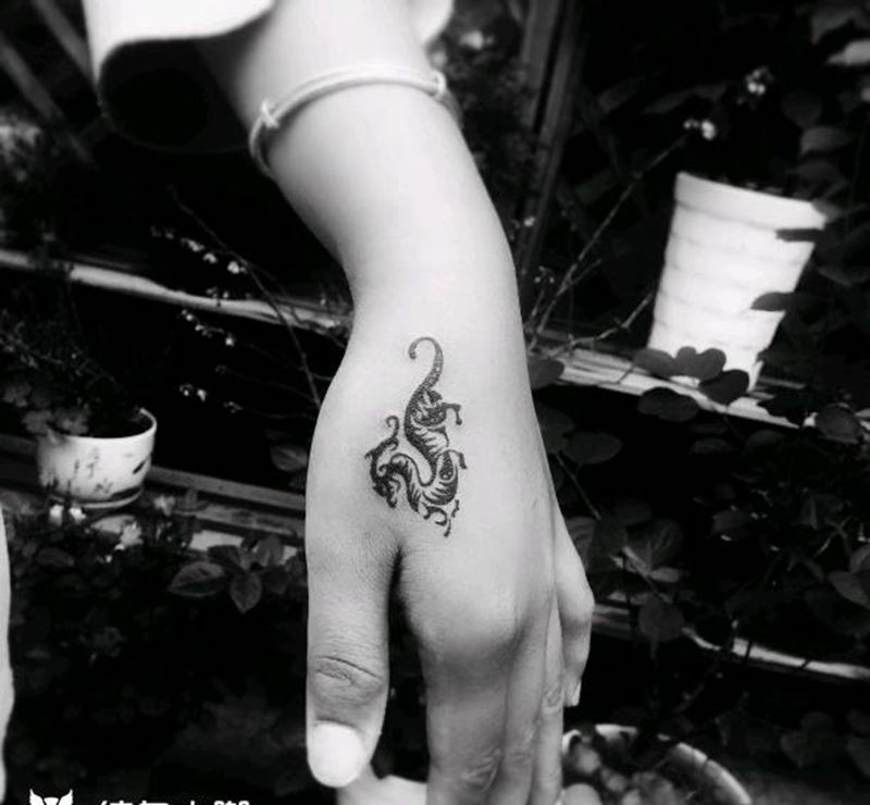 手背纹身纹身图片_手部图腾纹身图案