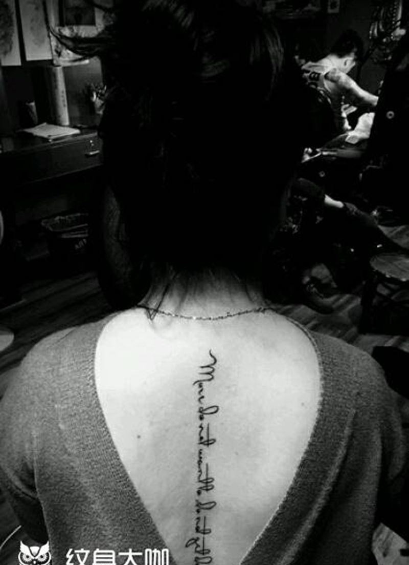 美女纹身    脊柱纹身纹身图片