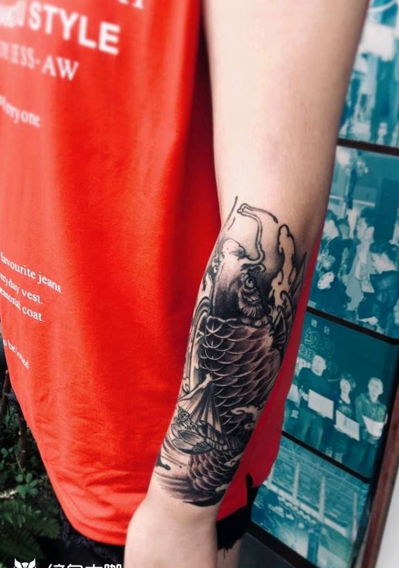 鲤鱼纹身纹身图片_手臂新传统纹身图案