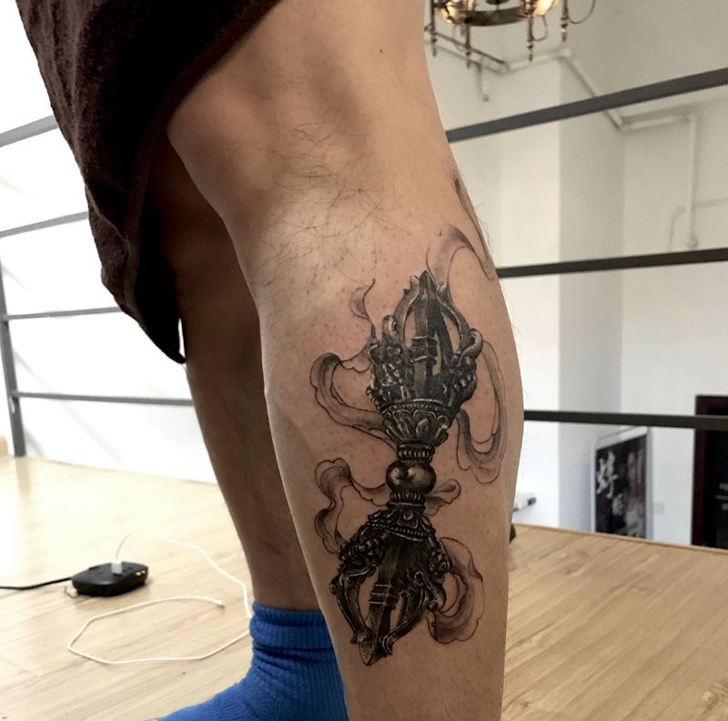 降魔杵原创纹身图片_成品腿部欧美写实静物原创宗教纹身图案