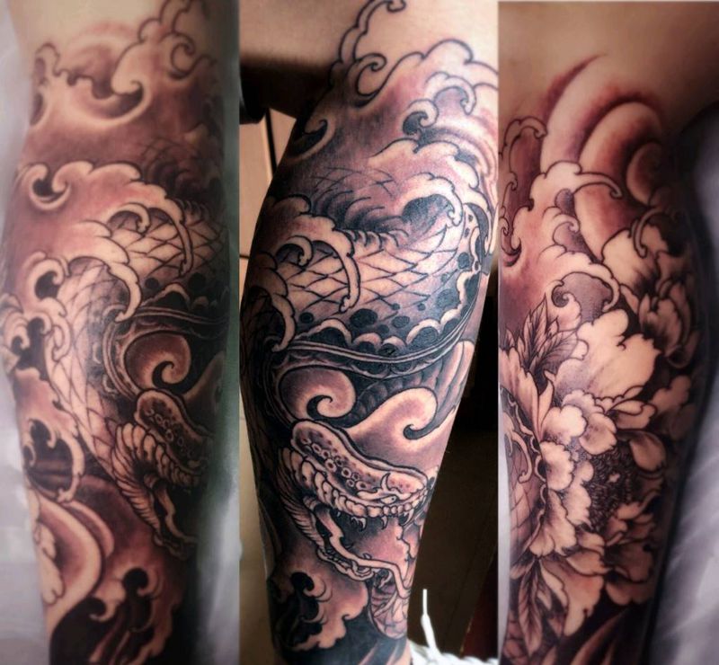 蛇盘牡丹花纹身图片