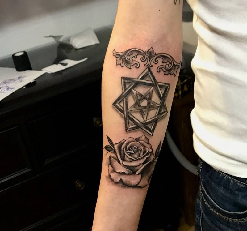 一根圆针完成纹身图片_成品手臂欧美写实原创静物手部纹身图案