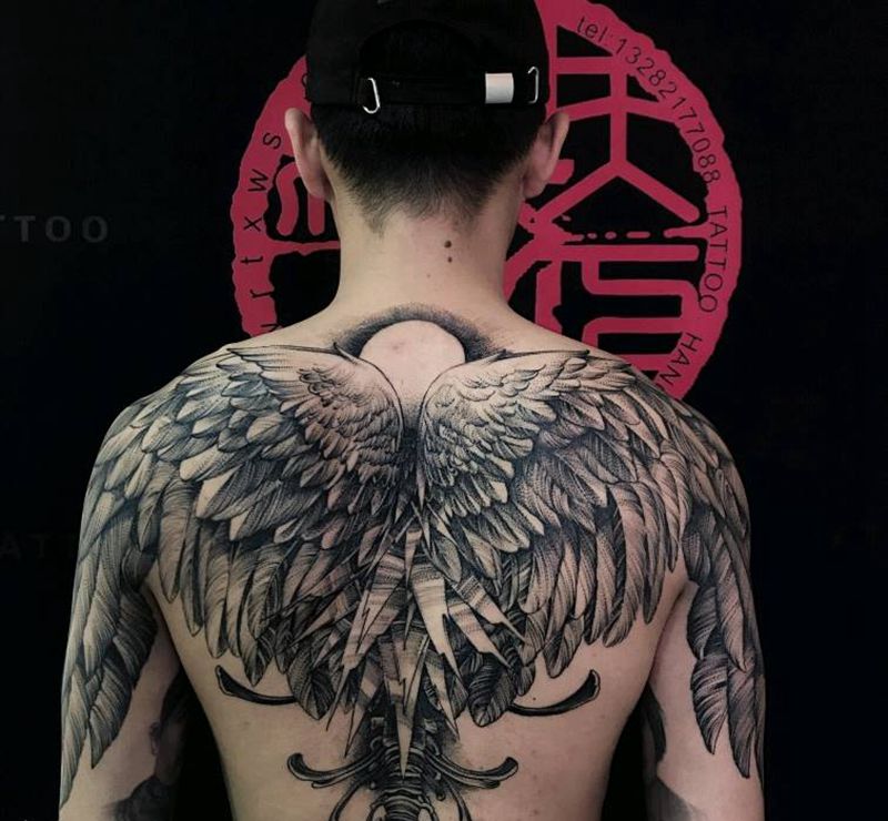 自由  翱翔纹身图片_背部新传统翅膀纹身图案