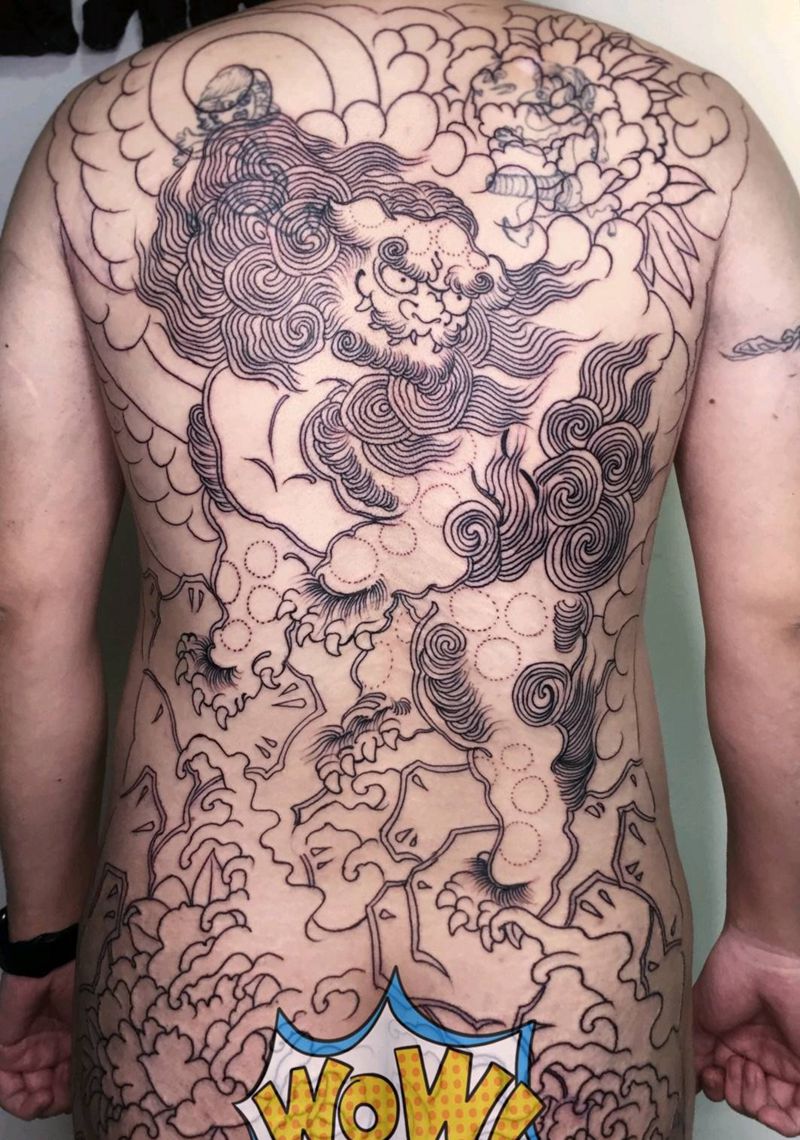 满背纹身   唐狮子  未完成纹身图片_背部新传统纹身图案