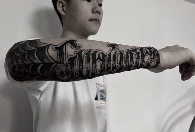 硬花体纹身图片_成品手臂欧美清新字符原创手部花体字纹身图案