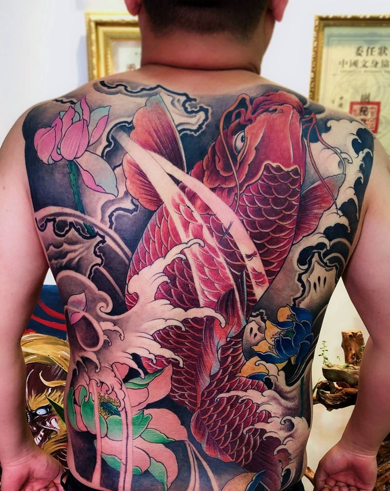 满背鲤鱼纹身纹身图片_背部新传统鱼纹身图案