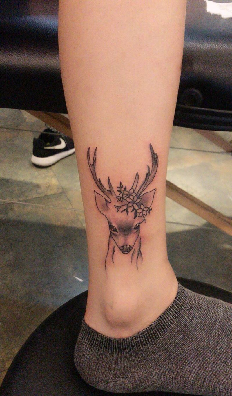 鹿纹身图片_腿部新传统纹身图案