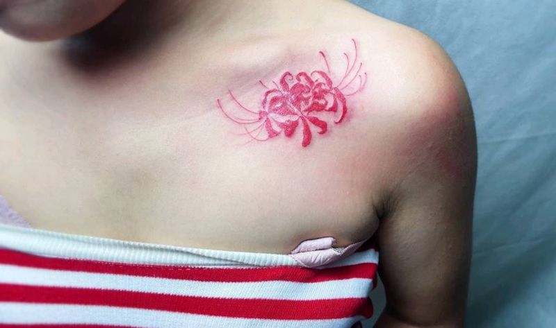 彼岸花纹身图片_胸部纹身图案