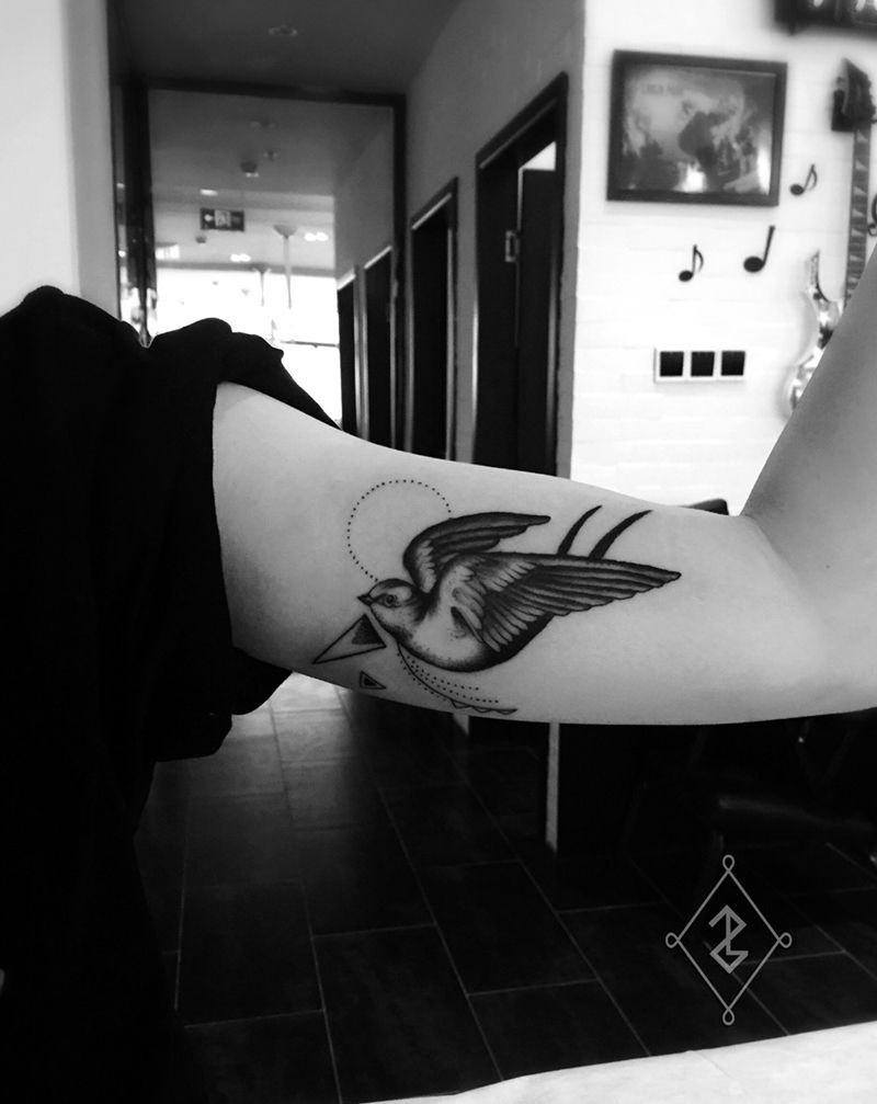 几何加燕子纹身图片_手臂欧美清新几何动物成品纹身图案