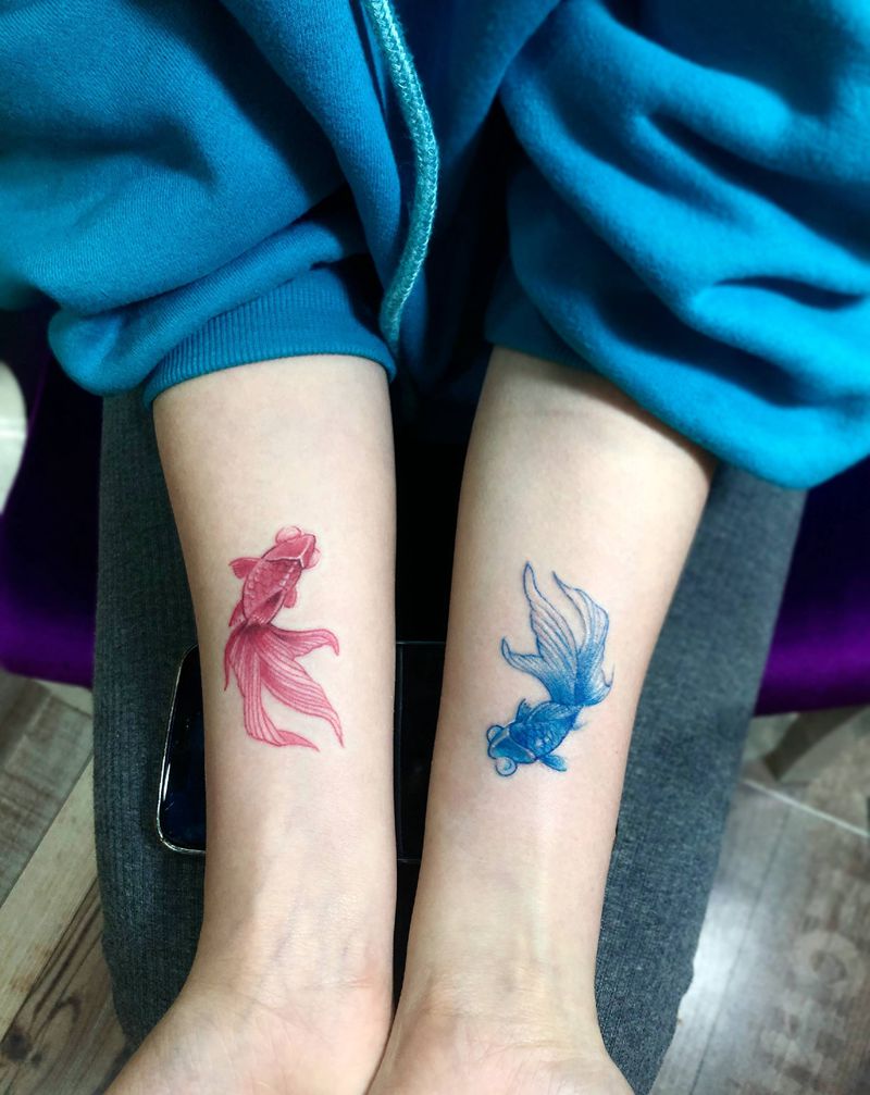 金鱼纹身图片_手部纹身图案