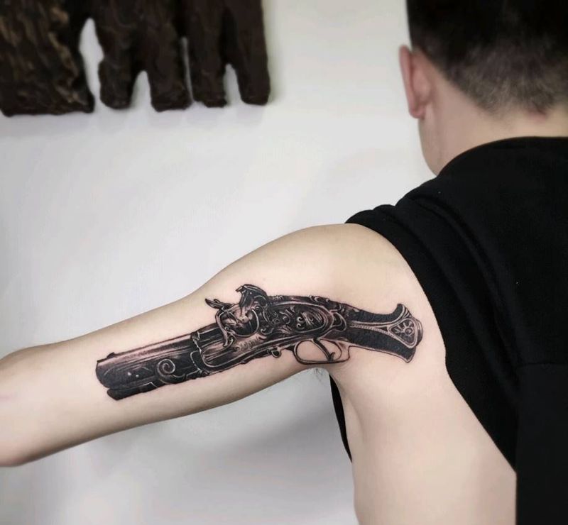 手枪纹身图片_手臂新传统手枪纹身图案