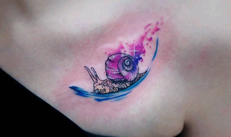蜗牛纹身  胸前纹身纹身图片_胸部水彩纹身图案