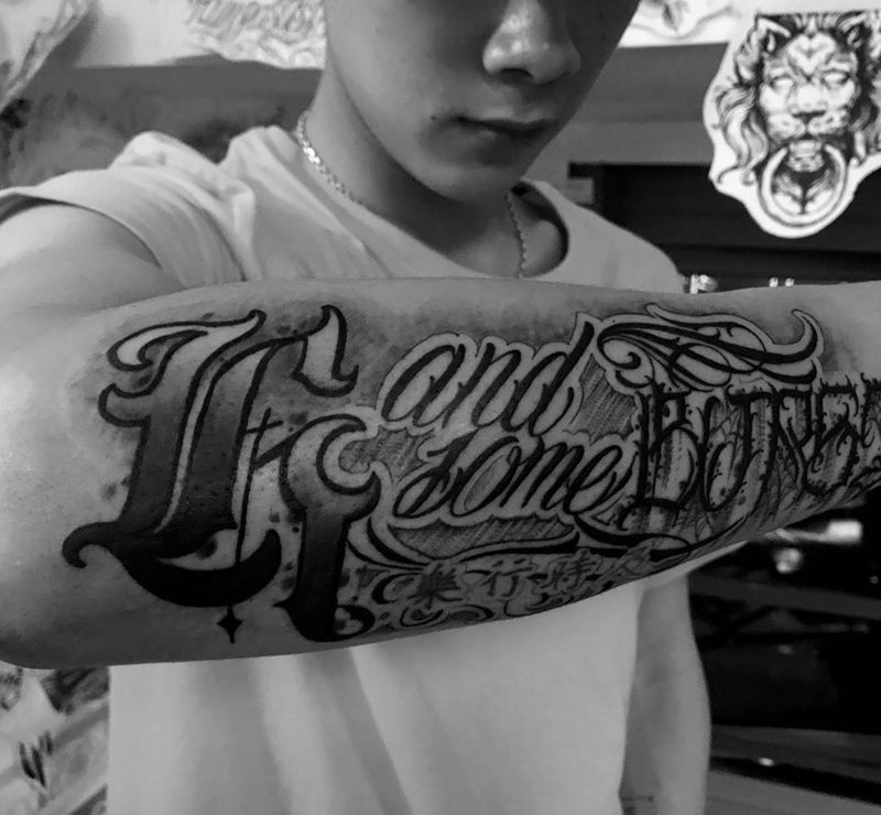 花体字纹身图片_成品手臂欧美几何字符原创花体字纹身图案