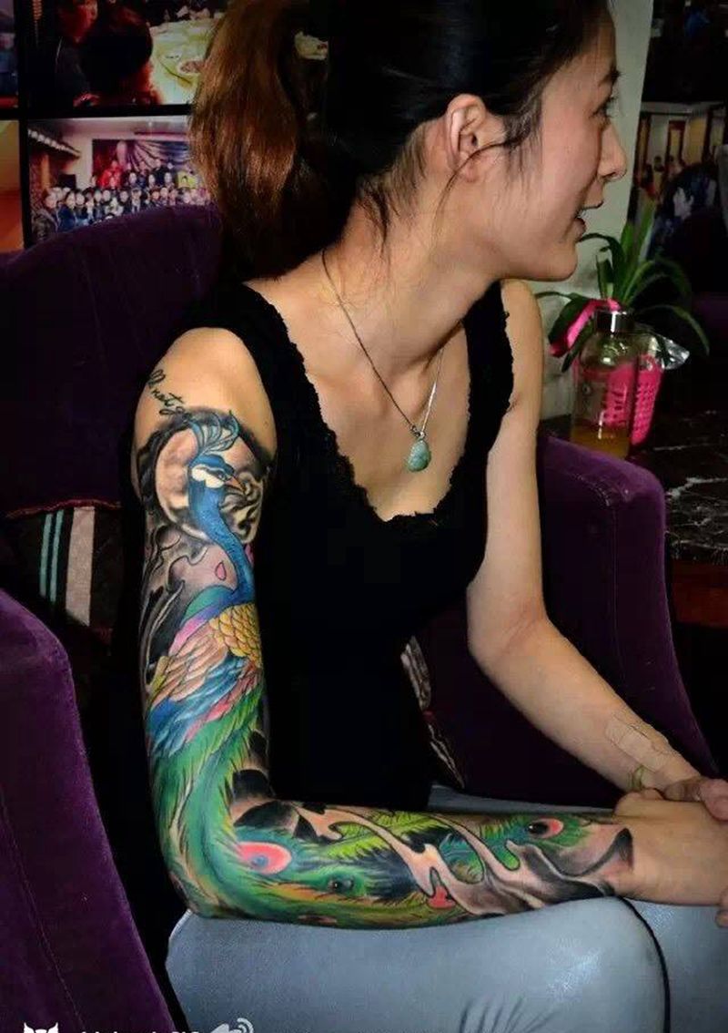孔雀大花臂纹身图片