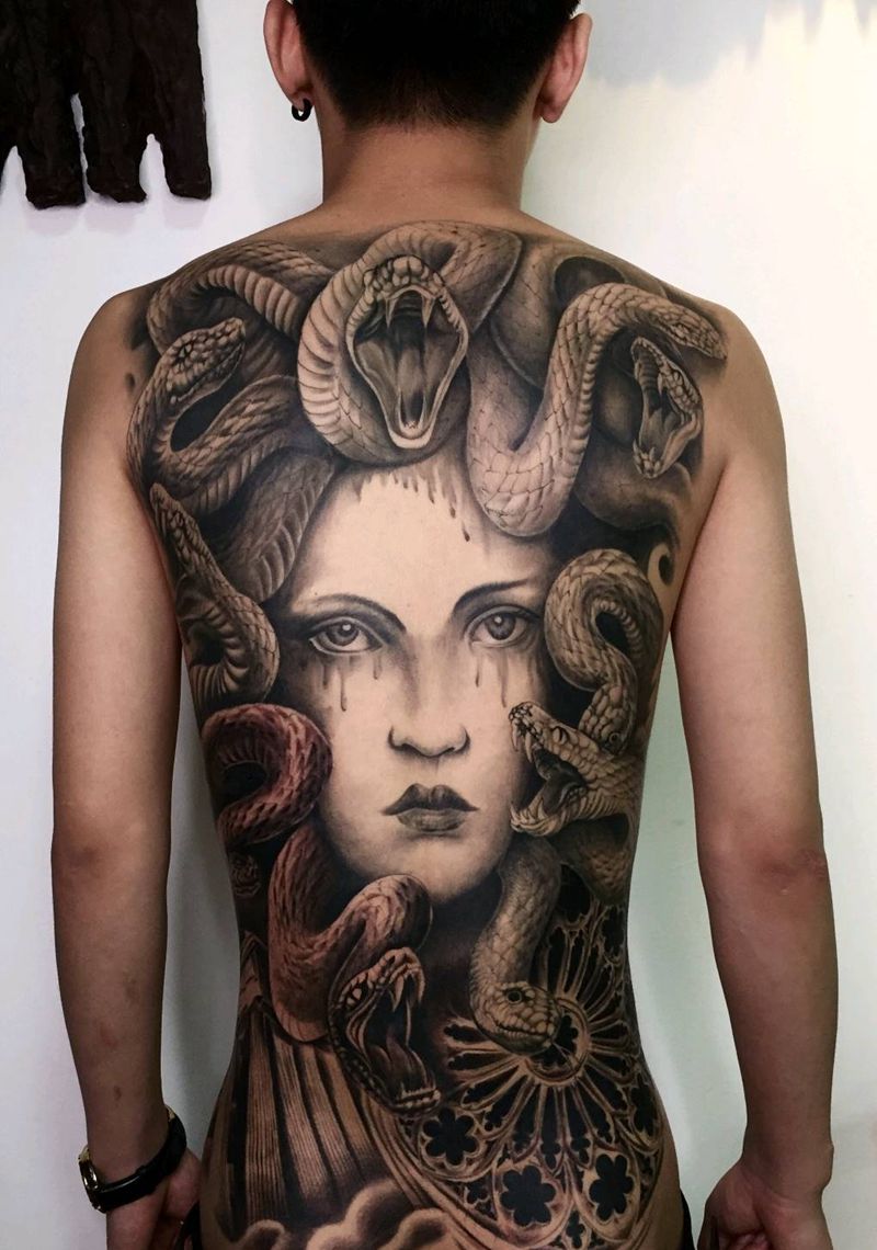 满背纹身 美杜莎纹身图片_背部欧美写实纹身图案