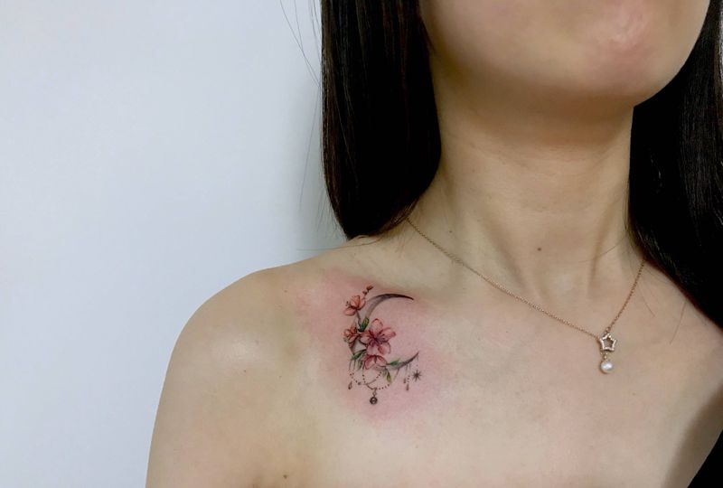 小清新月亮遮盖纹身图片_成品胸部欧美几何原创植物纹身图案