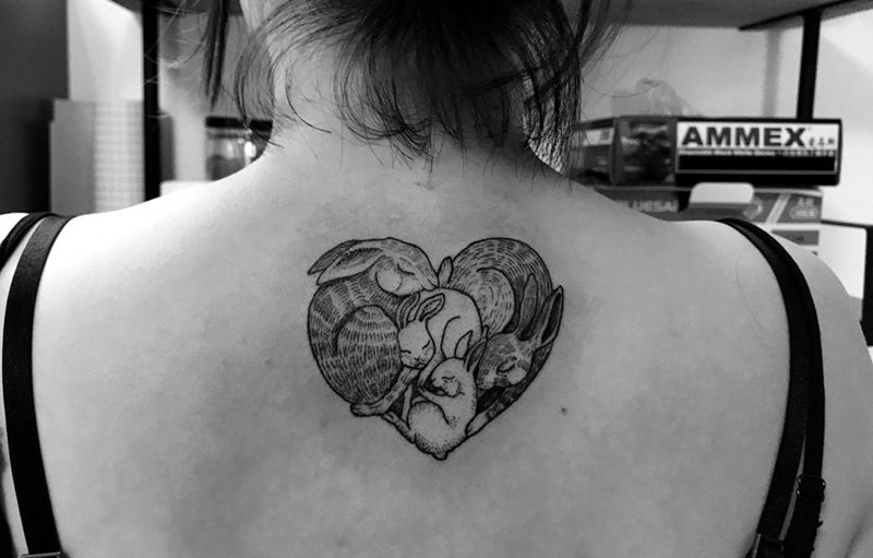 兔子纹身图片_成品背部欧美清新动物纹身图案