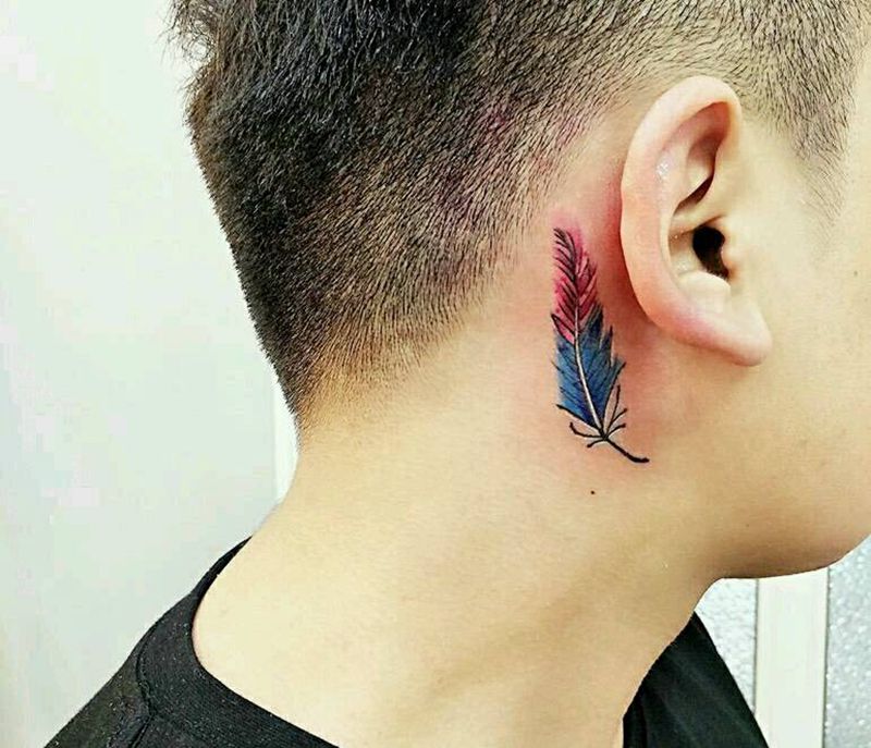 耳后纹身    羽毛纹身纹身图片