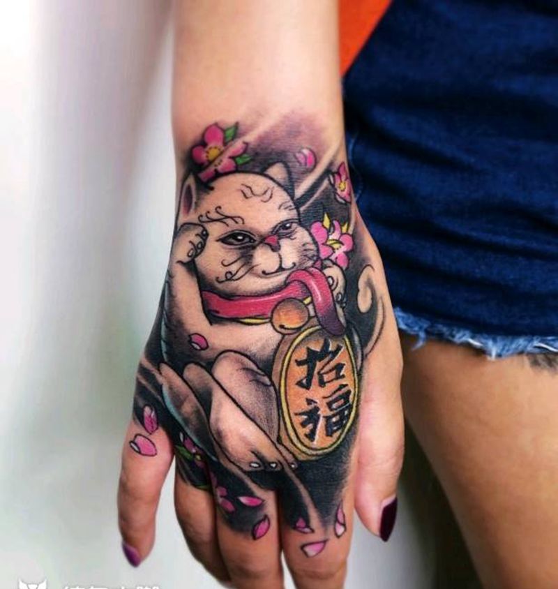 招财猫纹身图片_手部新传统纹身图案