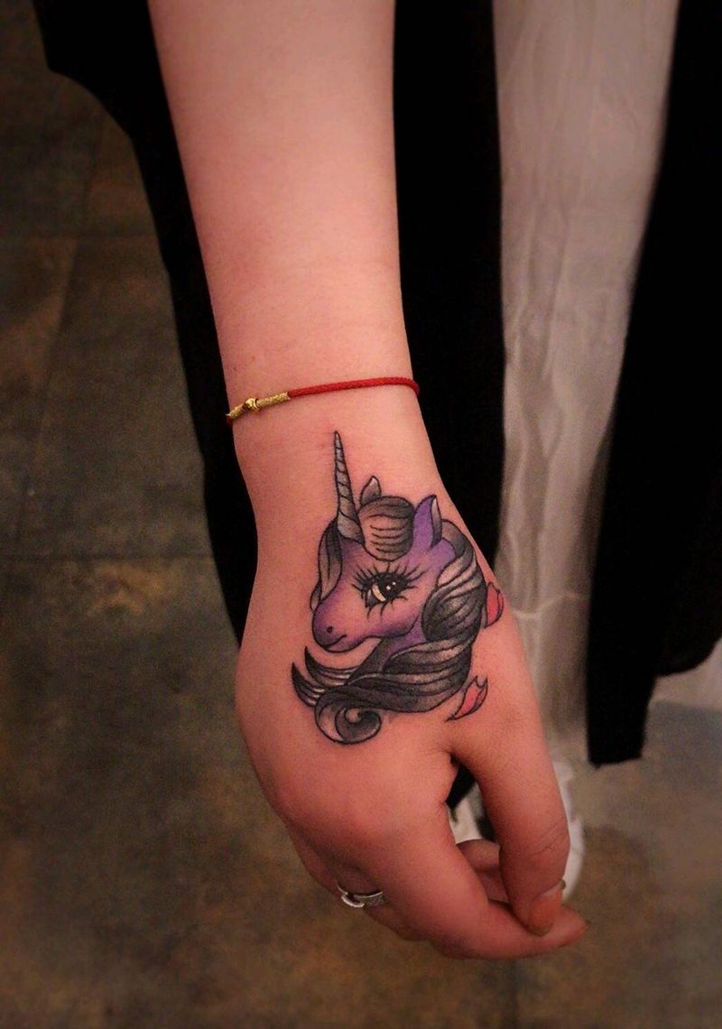 独角兽纹身图片_手部独角兽纹身图案