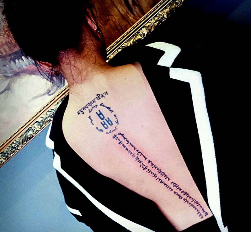 美女纹身   脊柱纹身纹身图片