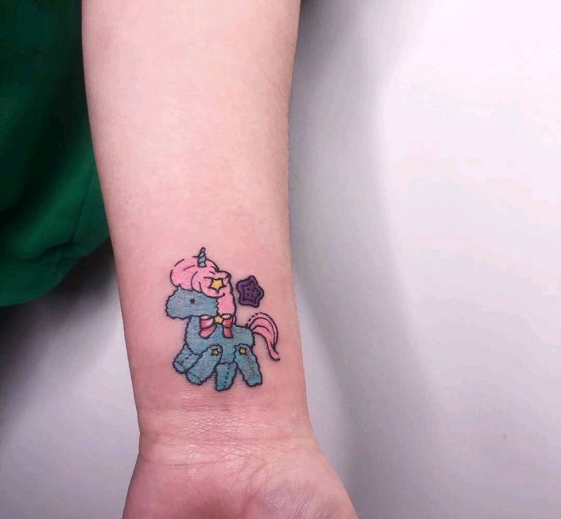 独角兽纹身图片_手部新传统独角兽纹身图案