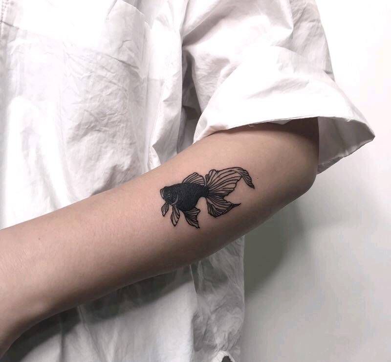 金鱼纹身纹身图片_手臂纹身图案